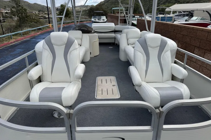 Slide: The Image of 2006 Bennington 2875RLTD I/O boat interior with white and gray seating. - 8