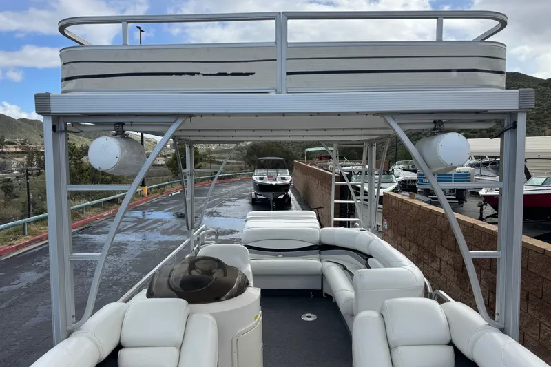Slide: The Image of 2006 Bennington 2875RLTD I/O pontoon boat with upper deck and white seating. - 9