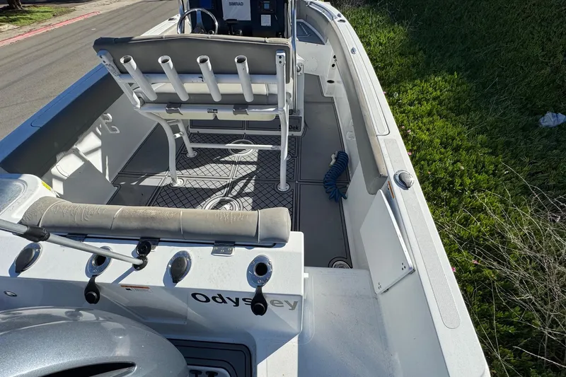Slide: The Image of 2020 Wellcraft 222 Fisherman boat interior with seating and fishing rod holders. - 22