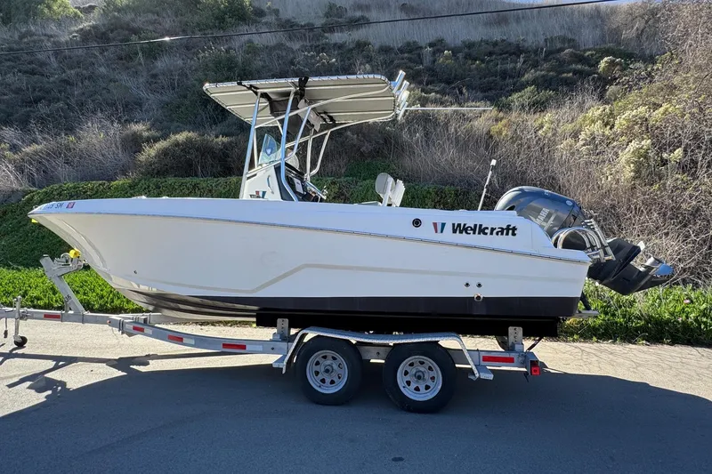 Slide: The Image of 2020 Wellcraft 222 Fisherman boat on trailer, parked outdoors. - 6