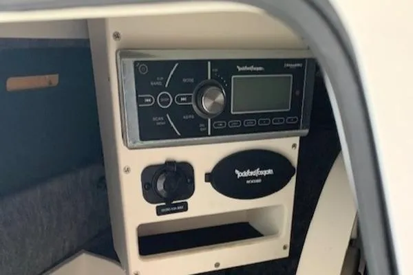 Slide: The Image of Sea Ray 220 Sundeck Outboard 2014 - 7