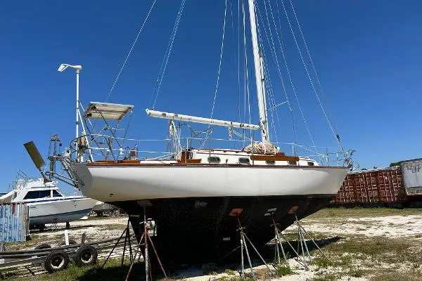 Slide: The Image of Cape Dory 33 1983 - 9