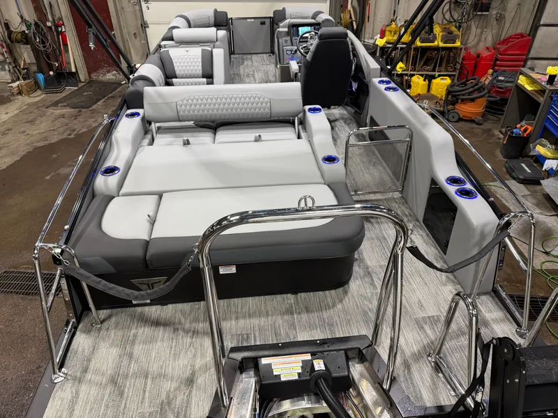 Slide: The Image of Tahoe Cascade 2385 Swingback (VRB) Tritoon & Honda 4-Stroke EFI 2026 - 5