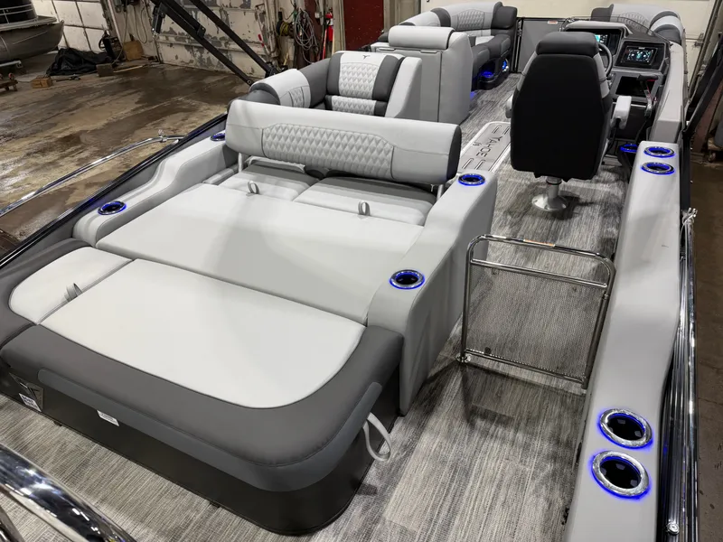Slide: The Image of Tahoe Cascade 2385 Swingback (VRB) Tritoon & Honda 4-Stroke EFI 2026 - 24