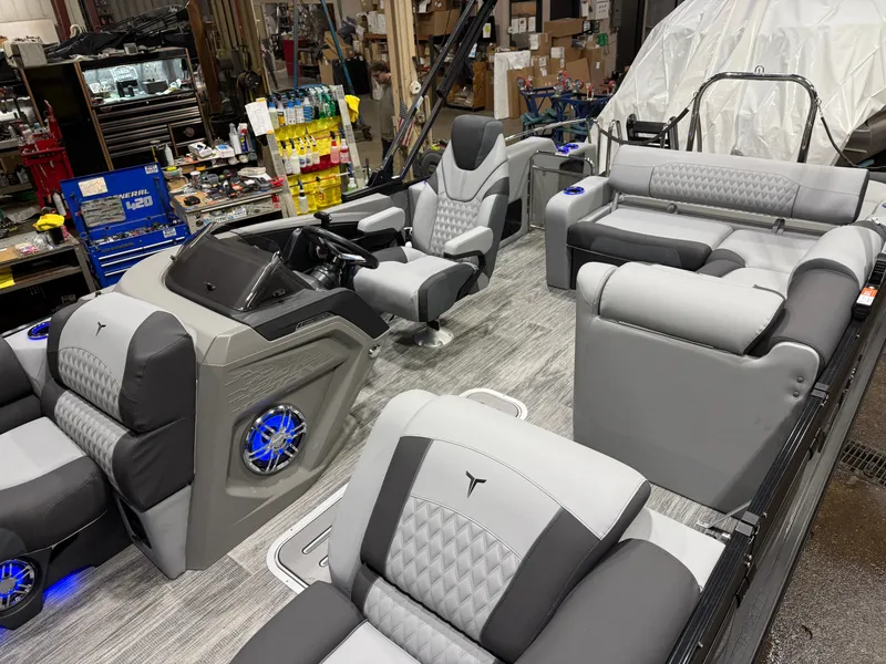 Slide: The Image of Tahoe Cascade 2385 Swingback (VRB) Tritoon & Honda 4-Stroke EFI 2026 - 3