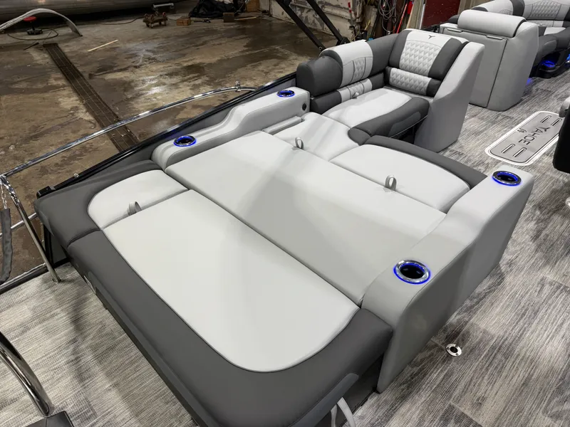 Slide: The Image of Tahoe Cascade 2385 Swingback (VRB) Tritoon & Honda 4-Stroke EFI 2026 - 21