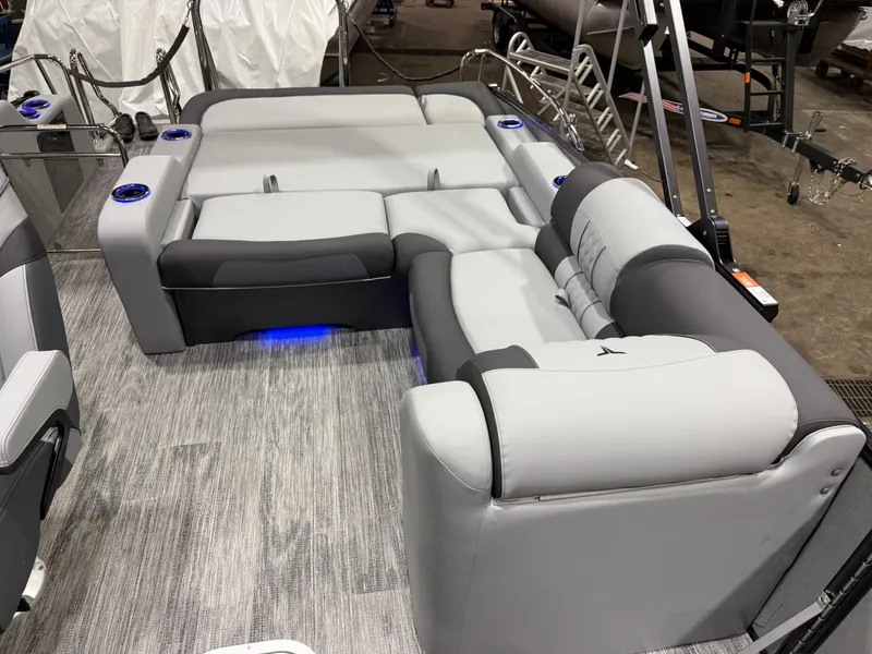 Slide: The Image of Tahoe Cascade 2385 Swingback (VRB) Tritoon & Honda 4-Stroke EFI 2026 - 20