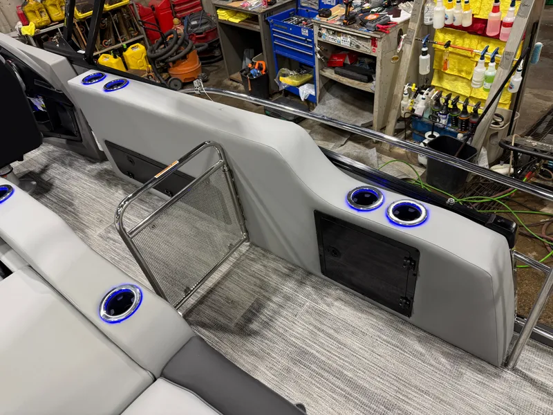 Slide: The Image of Tahoe Cascade 2385 Swingback (VRB) Tritoon & Honda 4-Stroke EFI 2026 - 25