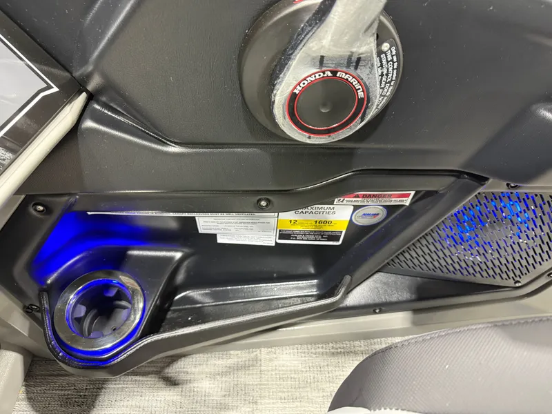 Slide: The Image of Tahoe Cascade 2385 Swingback (VRB) Tritoon & Honda 4-Stroke EFI 2026 - 17