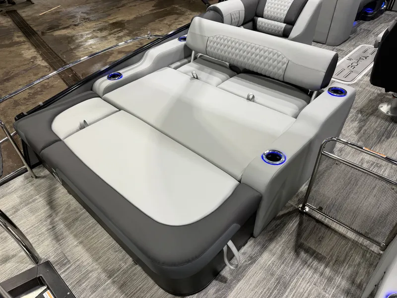Slide: The Image of Tahoe Cascade 2385 Swingback (VRB) Tritoon & Honda 4-Stroke EFI 2026 - 19