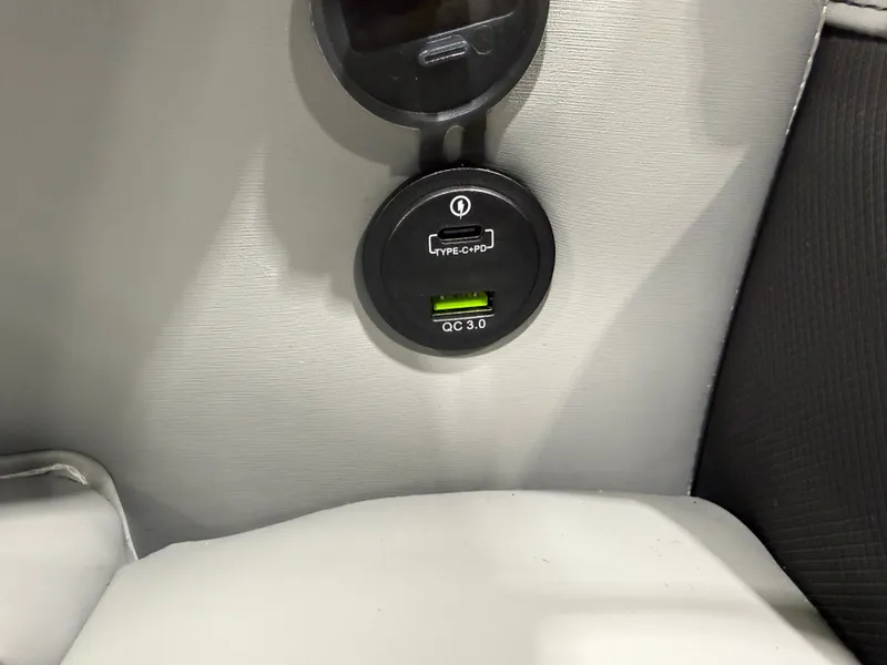 Slide: The Image of Tahoe Cascade 2385 Swingback (VRB) Tritoon & Honda 4-Stroke EFI 2026 - 29