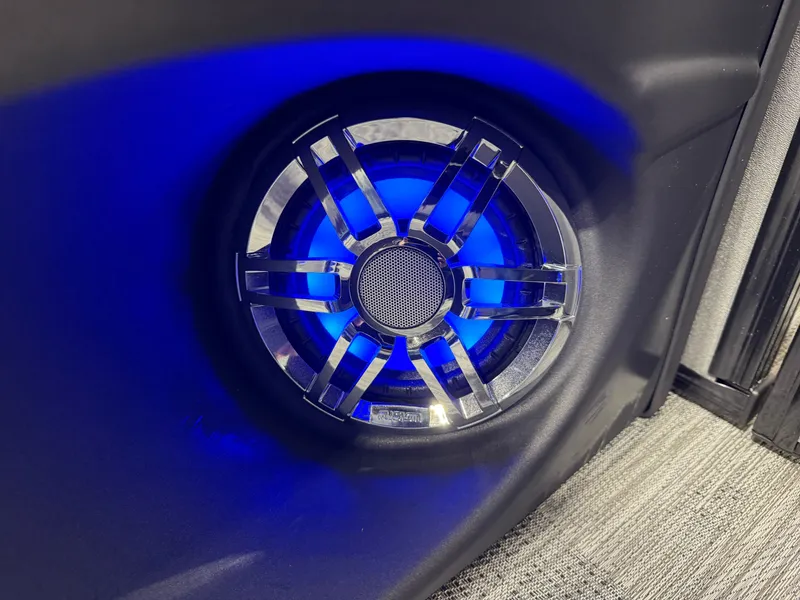 Slide: The Image of Tahoe Cascade 2385 Swingback (VRB) Tritoon & Honda 4-Stroke EFI 2026 - 39