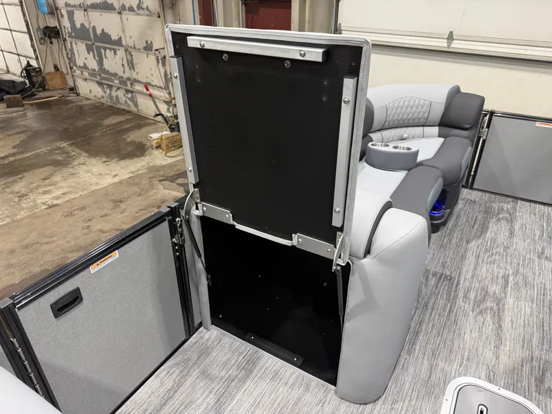 Slide: The Image of Tahoe Cascade 2385 Swingback (VRB) Tritoon & Honda 4-Stroke EFI 2026 - 32