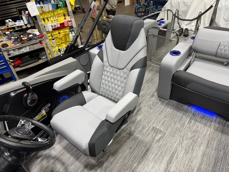 Slide: The Image of Tahoe Cascade 2385 Swingback (VRB) Tritoon & Honda 4-Stroke EFI 2026 - 10