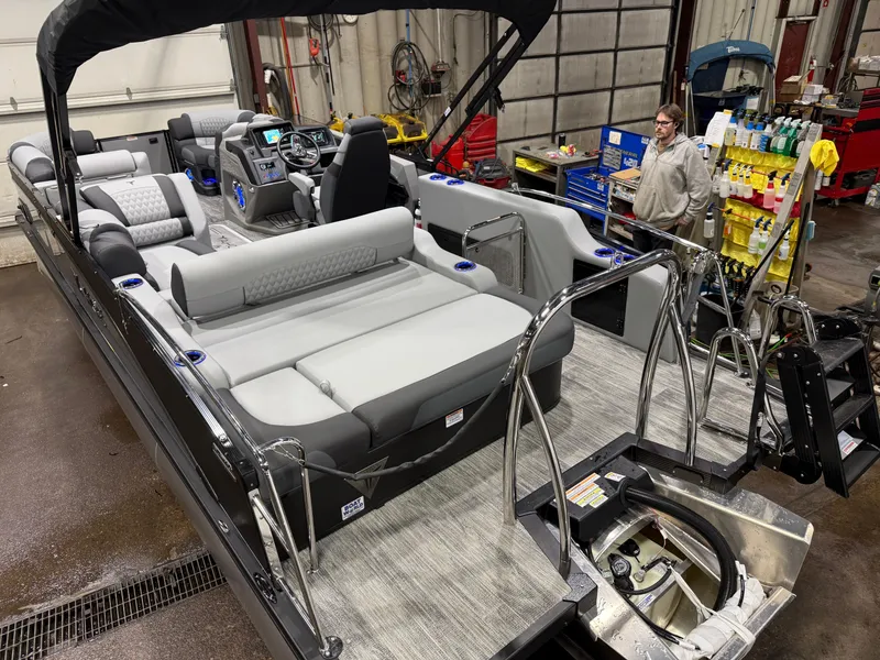 Slide: The Image of Tahoe Cascade 2385 Swingback (VRB) Tritoon & Honda 4-Stroke EFI 2026 - 54