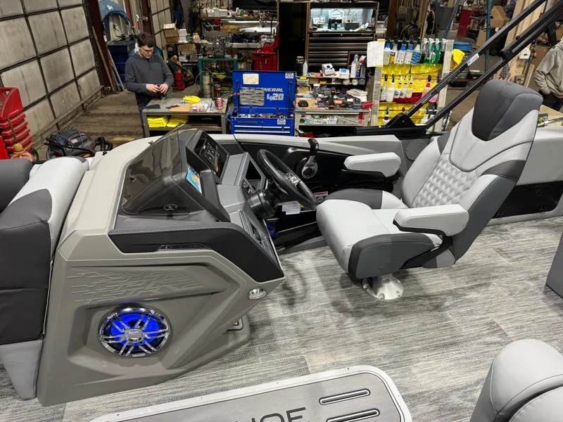 Slide: The Image of Tahoe Cascade 2385 Swingback (VRB) Tritoon & Honda 4-Stroke EFI 2026 - 9