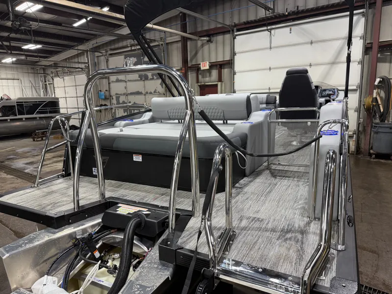Slide: The Image of Tahoe Cascade 2385 Swingback (VRB) Tritoon & Honda 4-Stroke EFI 2026 - 51