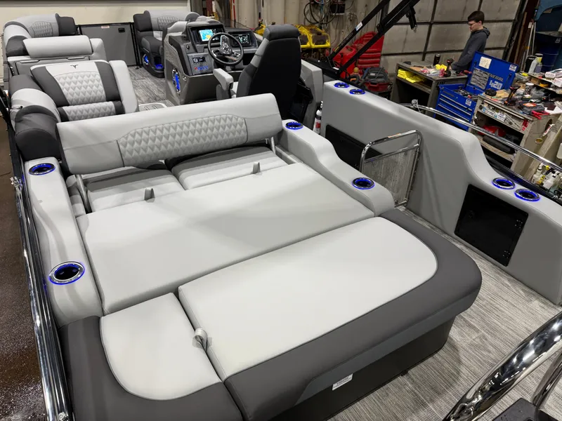 Slide: The Image of Tahoe Cascade 2385 Swingback (VRB) Tritoon & Honda 4-Stroke EFI 2026 - 23