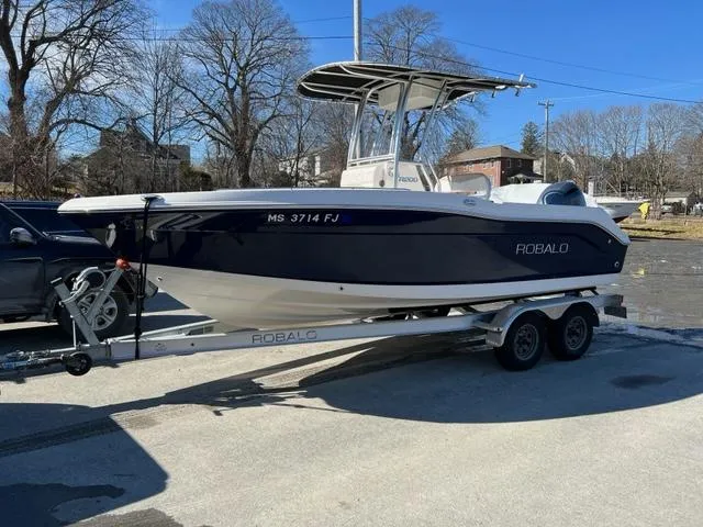 Slide: The Image of Robalo R200 Center Console 2018 - 0