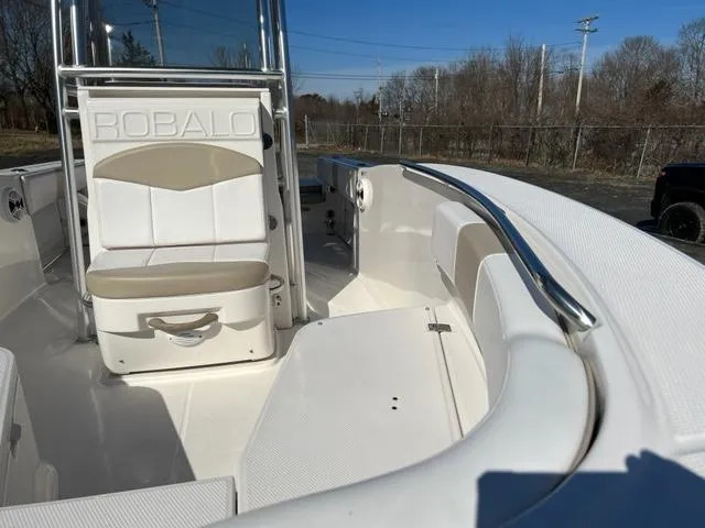 Slide: The Image of Robalo R200 Center Console 2018 - 10
