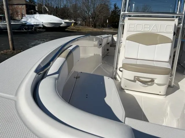 Slide: The Image of Robalo R200 Center Console 2018 - 11