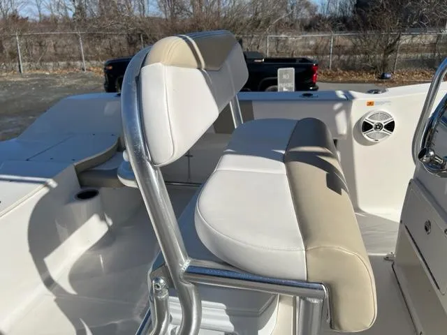 Slide: The Image of Robalo R200 Center Console 2018 - 4