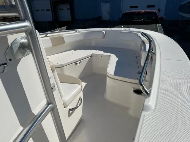 Slide: The Image of Robalo R200 Center Console 2018 - 6