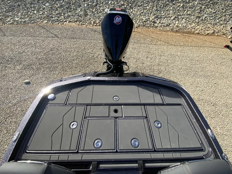 Slide: The Image of Ranger Z Comanche Z520R Ultra 2026 boat rear with motor. - 15