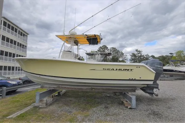 Slide: The Image of Sea Hunt Triton 260 2006 - 2