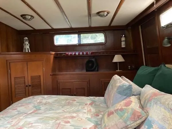 Slide: The Image of Marine Trader Sundeck CPMY 1988 - 11