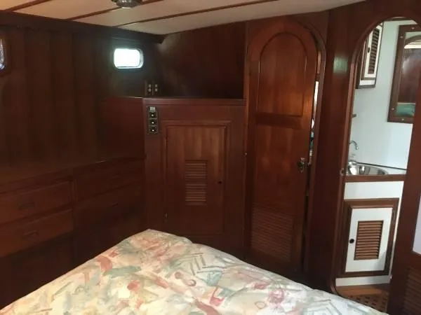 Slide: The Image of Marine Trader Sundeck CPMY 1988 - 9