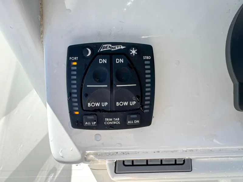 Slide: The Image of Trim tab control on Sea Hunt Ultra 239 SE boat, 2023 model. - 21