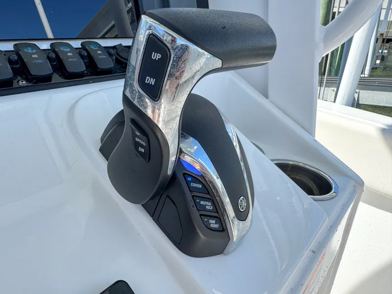 Slide: The Image of Throttle control of 2023 Sea Hunt Ultra 239 SE boat. - 23