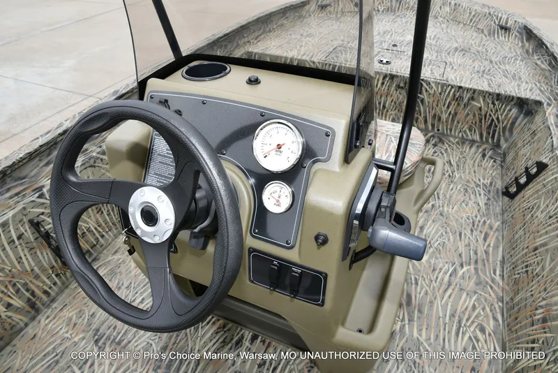 Slide: The Image of Steering wheel and dashboard of Tracker Grizzly 1860 CC 2026. - 10