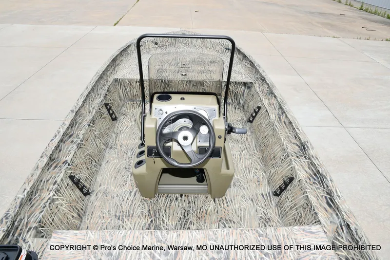 Slide: The Image of Interior view of Tracker Grizzly 1860 CC boat, model year 2026. - 34