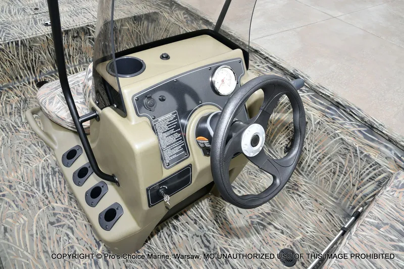 Slide: The Image of Tracker Grizzly 1860 CC 2026 steering console with camouflage pattern. - 38