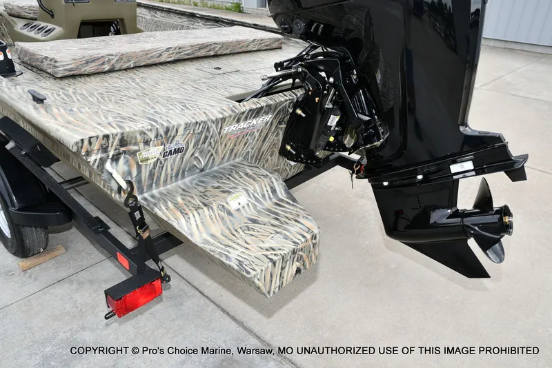 Slide: The Image of Tracker Grizzly 1860 CC 2026 - 57