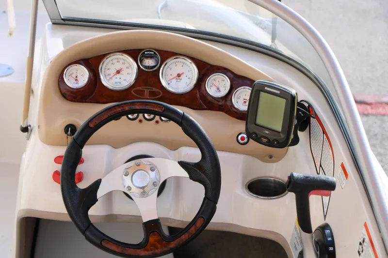 Slide: The Image of Steering console of 2010 Tahoe Q5i SF boat with gauges and GPS device. - 12