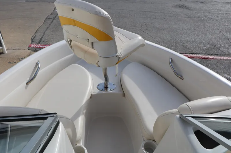 Slide: The Image of 2010 Tahoe Q5i SF boat interior with white seating and swivel chair. - 15