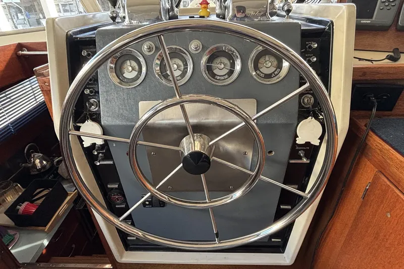 Slide: The Image of Chris-Craft 38 - Helm - 9