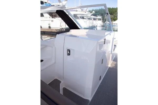 Slide: The Image of Cutwater C-24 DC 2020 - 10