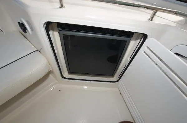 Slide: The Image of Sea Ray 550 Sedan Bridge 2005 - 8