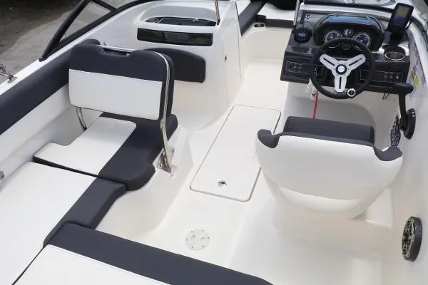 Slide: The Image of Bayliner VR5 2021 - 1