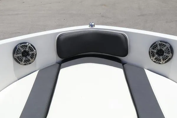Slide: The Image of Bayliner VR5 2021 - 10