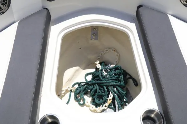 Slide: The Image of Bayliner VR5 2021 - 11