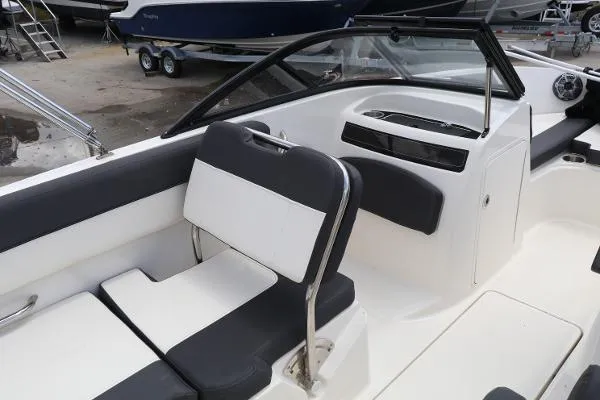 Slide: The Image of Bayliner VR5 2021 - 5