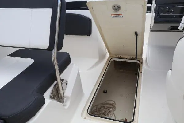 Slide: The Image of Bayliner VR5 2021 - 6