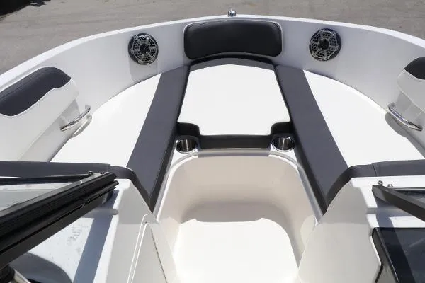 Slide: The Image of Bayliner VR5 2021 - 9