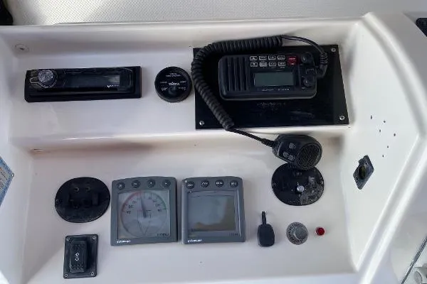 Slide: The Image of Bayliner 5788 Pilot House Motoryacht 1999 - 11