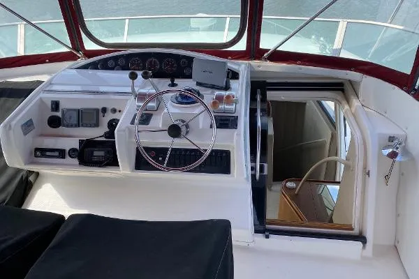 Slide: The Image of Bayliner 5788 Pilot House Motoryacht 1999 - 7